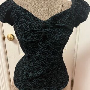 Short sleeve cute Collectif shirt.